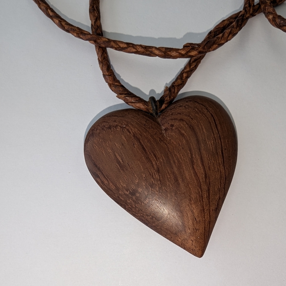 VTG LARGE WOOD HEART W/LEATHER NECKLACE - Picture 2 of 8